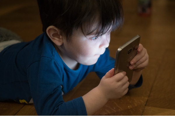 스마트폰 중독 아이: 건강한 기기 사용 가이드